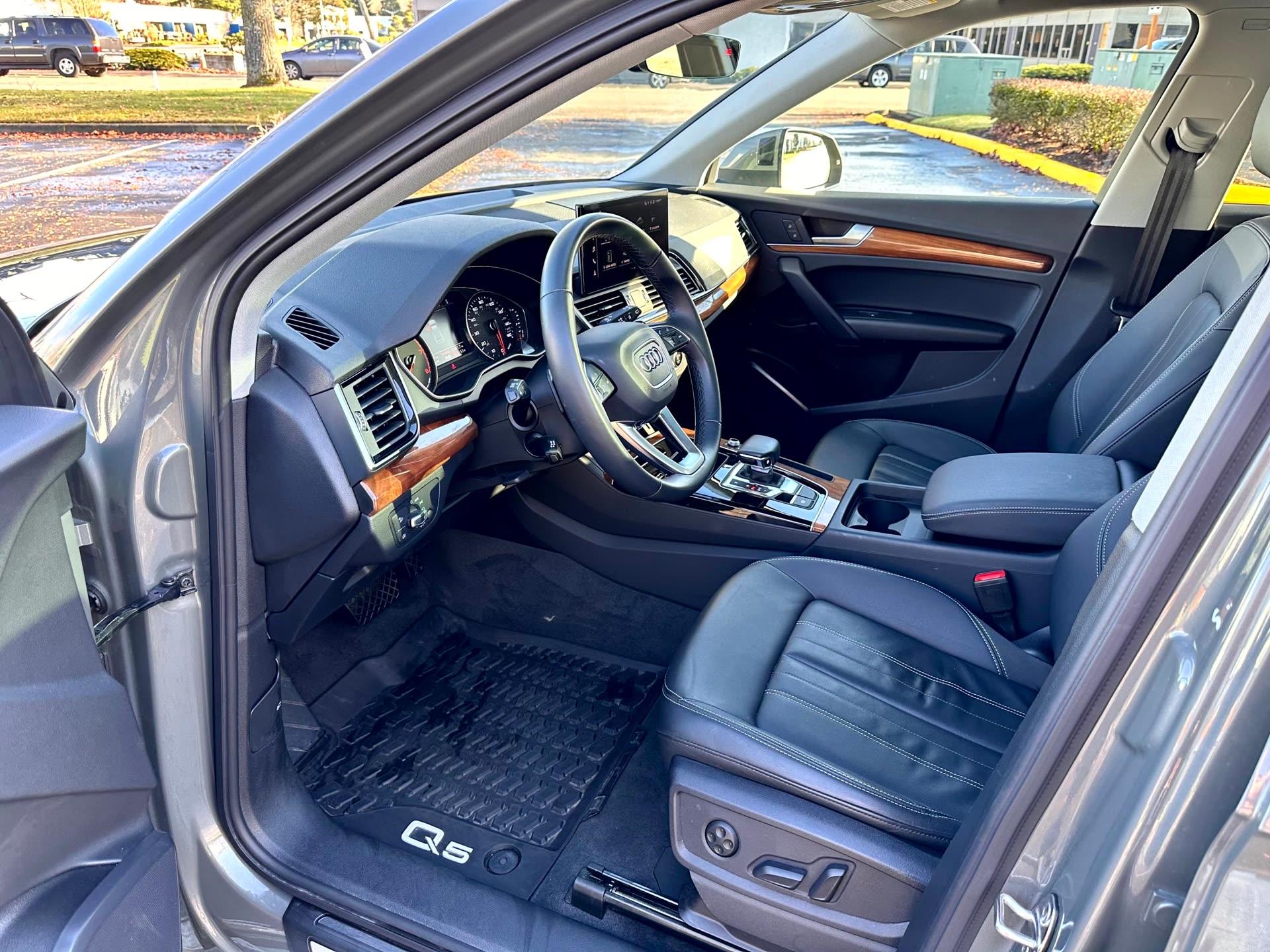 Audi Q5 S line — vehicle photo 3