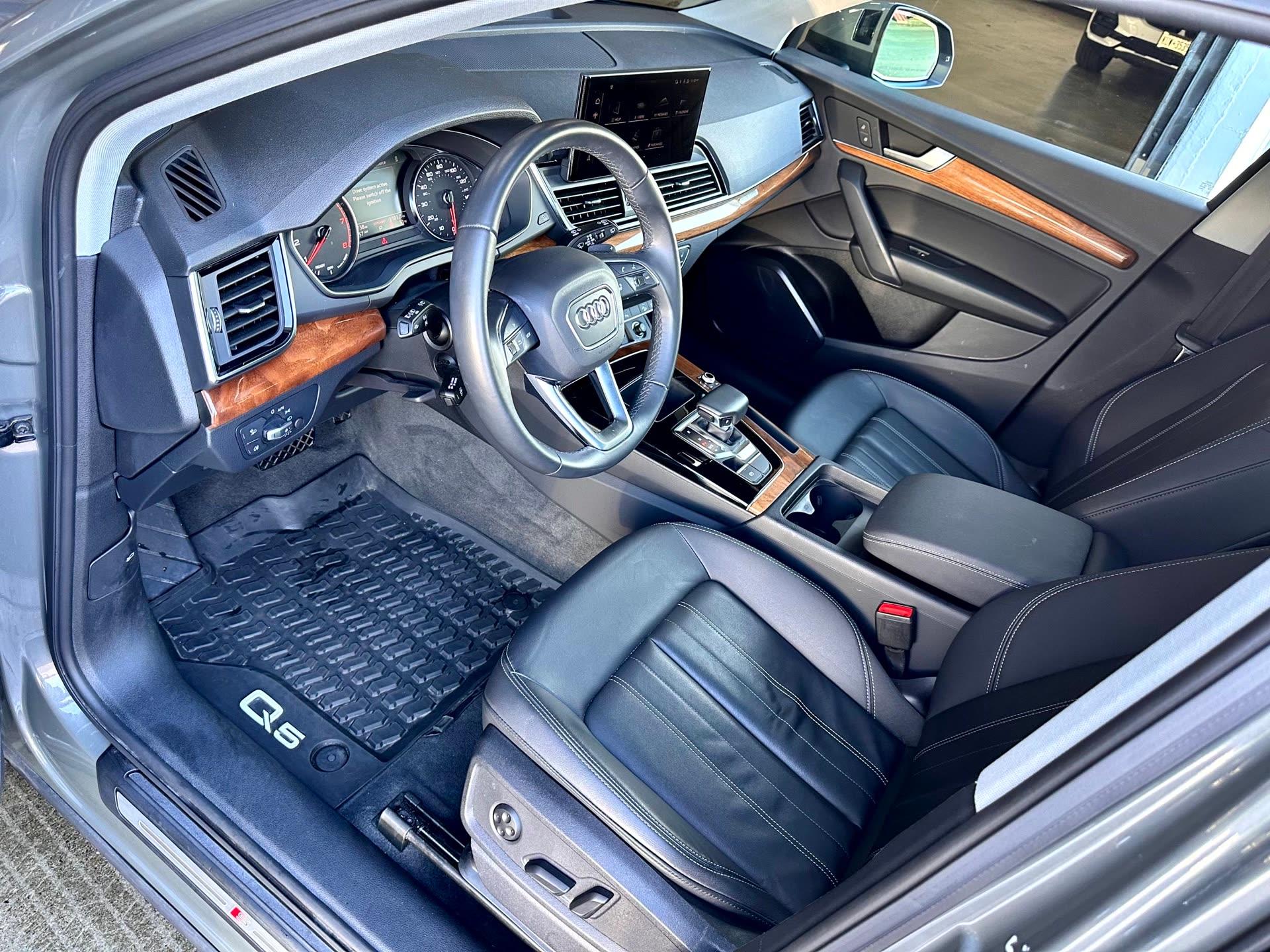 Audi Q5 S line — vehicle photo 4