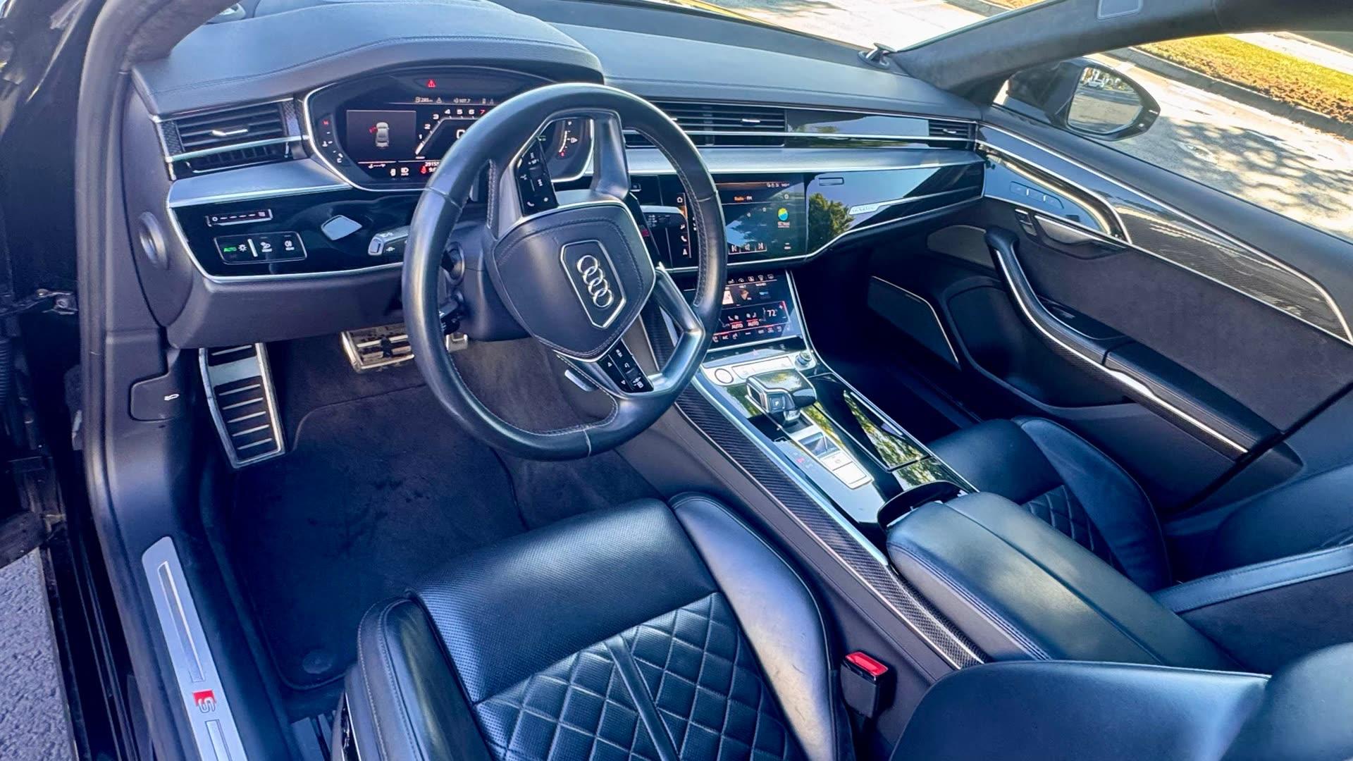 Audi S8 — vehicle photo 2