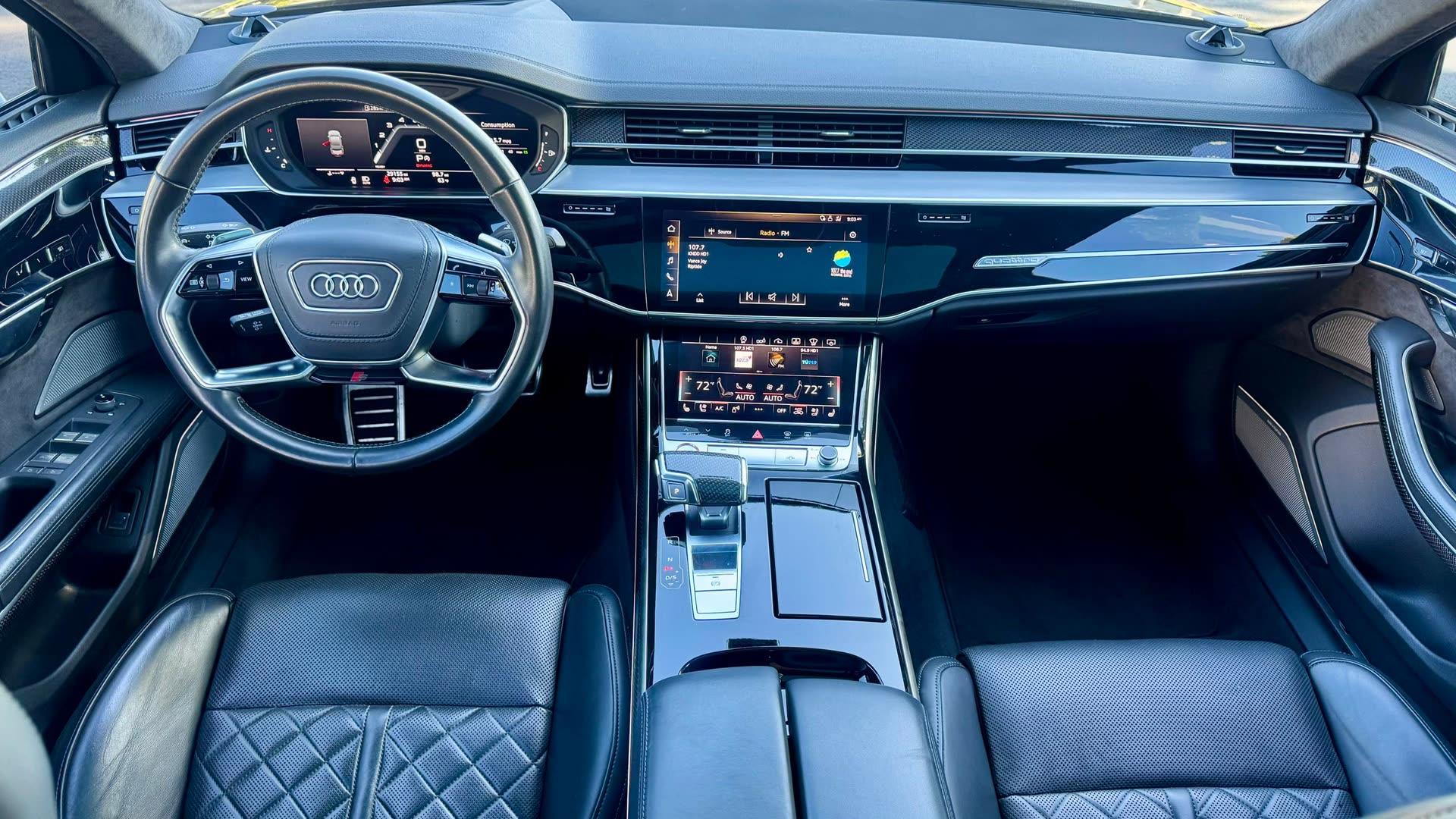 Audi S8 — vehicle photo 3