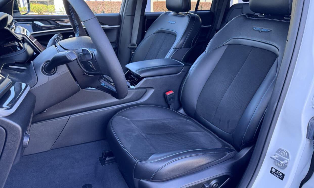 Jeep Grand Cherokee 4xe — vehicle photo 4