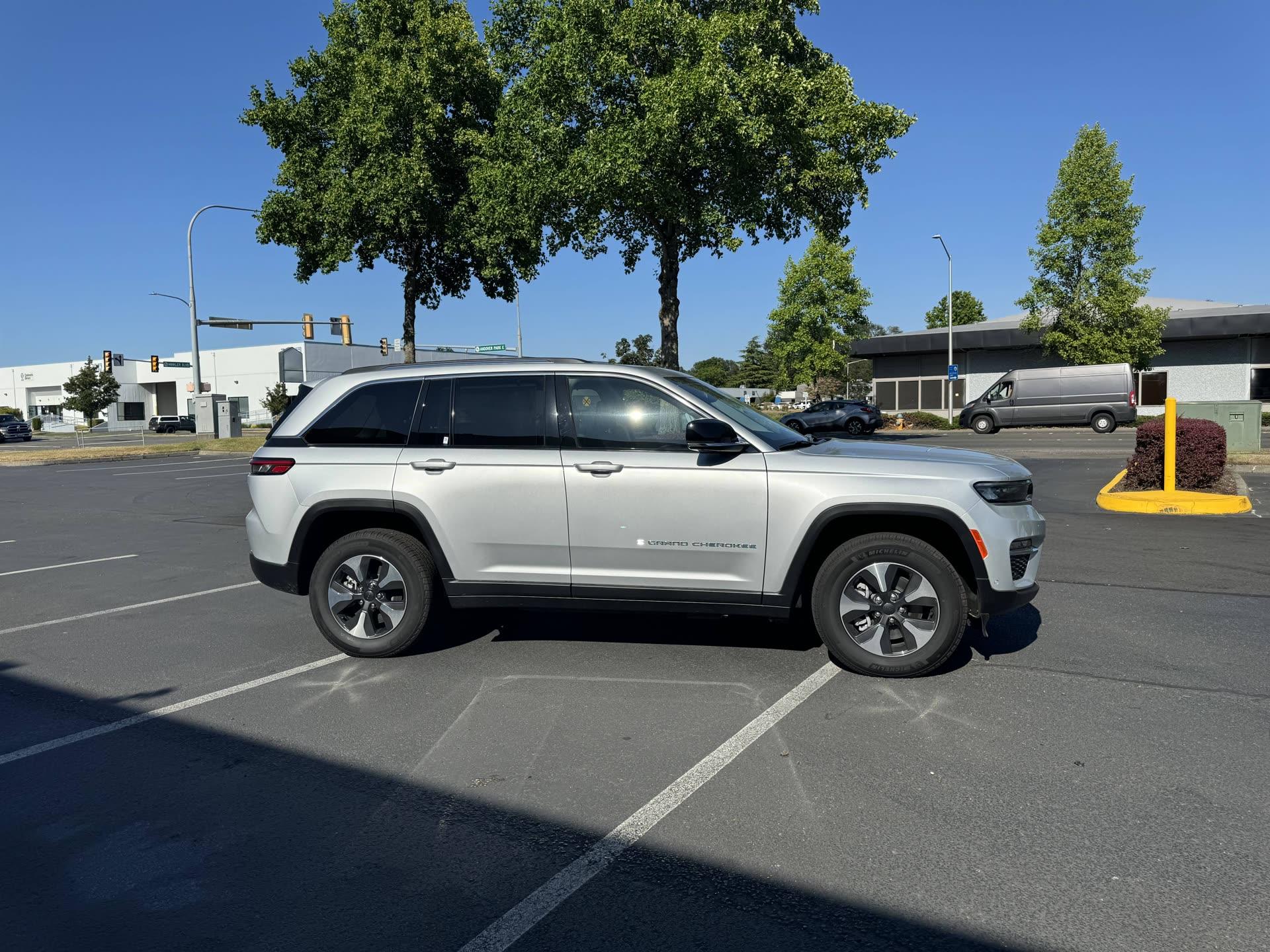 Jeep Grand Cherokee 4xe Trailhawk — vehicle photo 2