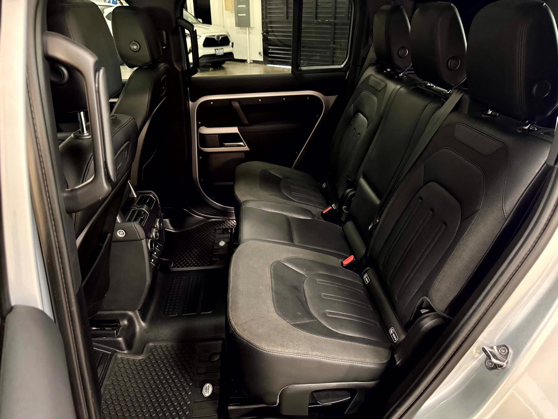 Land Rover Defender First Edition — vehicle photo 4