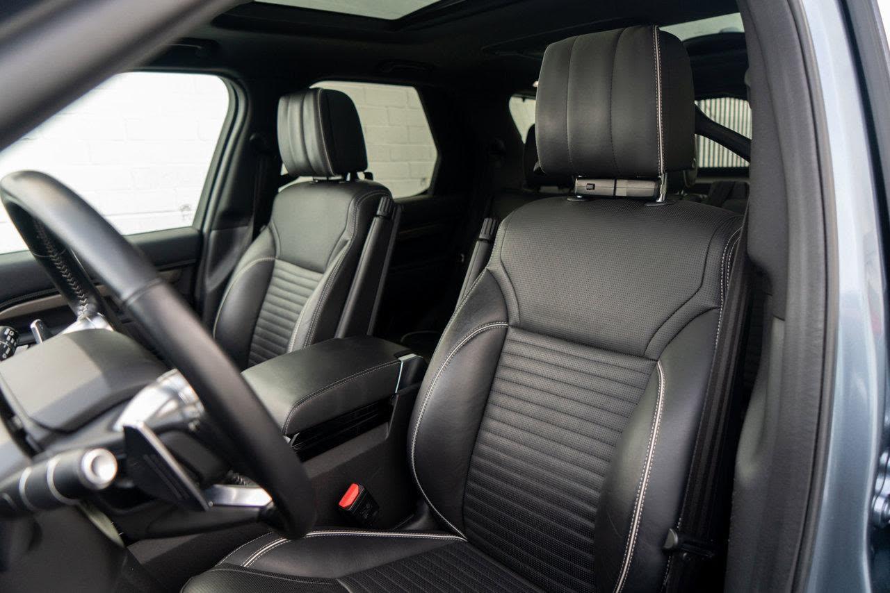 Land Rover Discovery HSE Luxury — vehicle photo 2