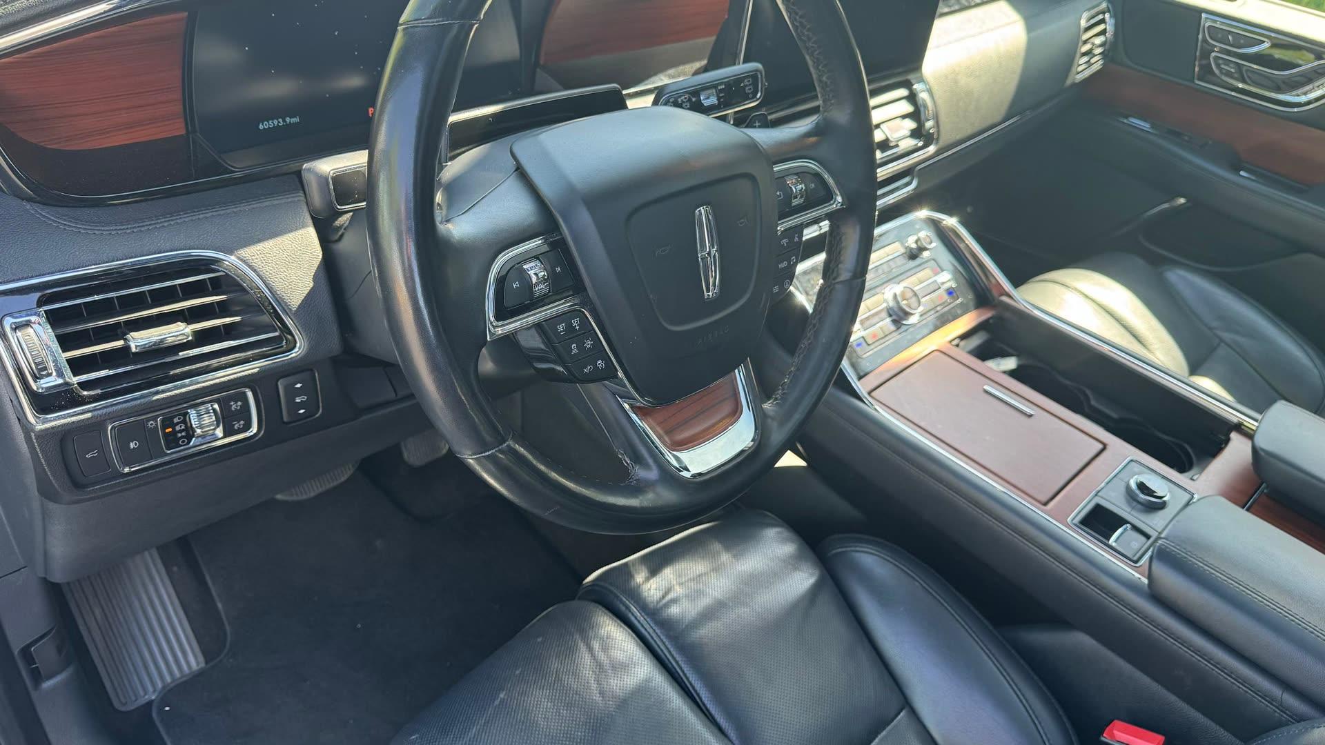 Lincoln Navigator — vehicle photo 2