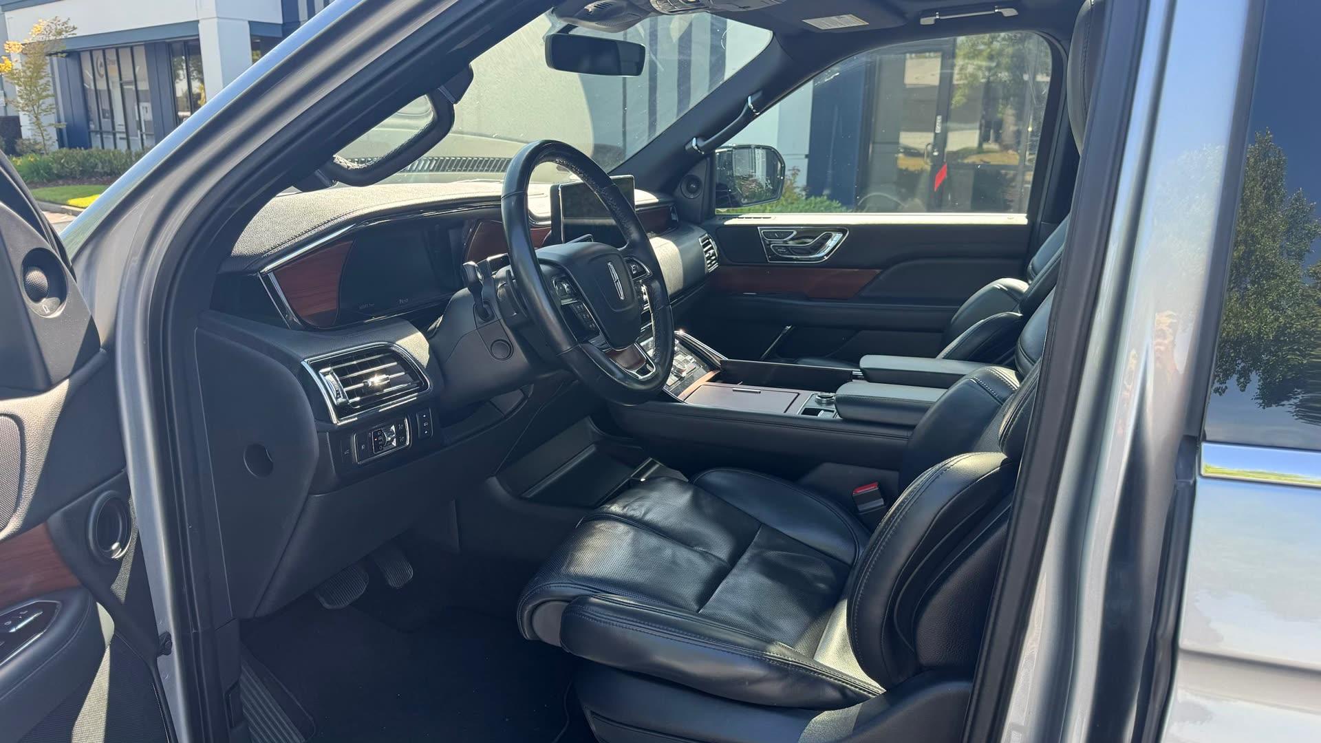 Lincoln Navigator — vehicle photo 3