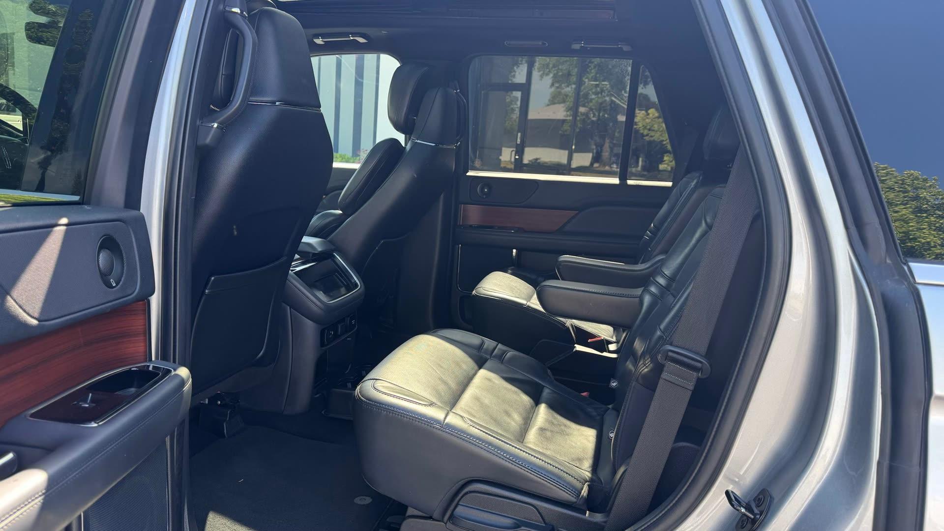 Lincoln Navigator — vehicle photo 4