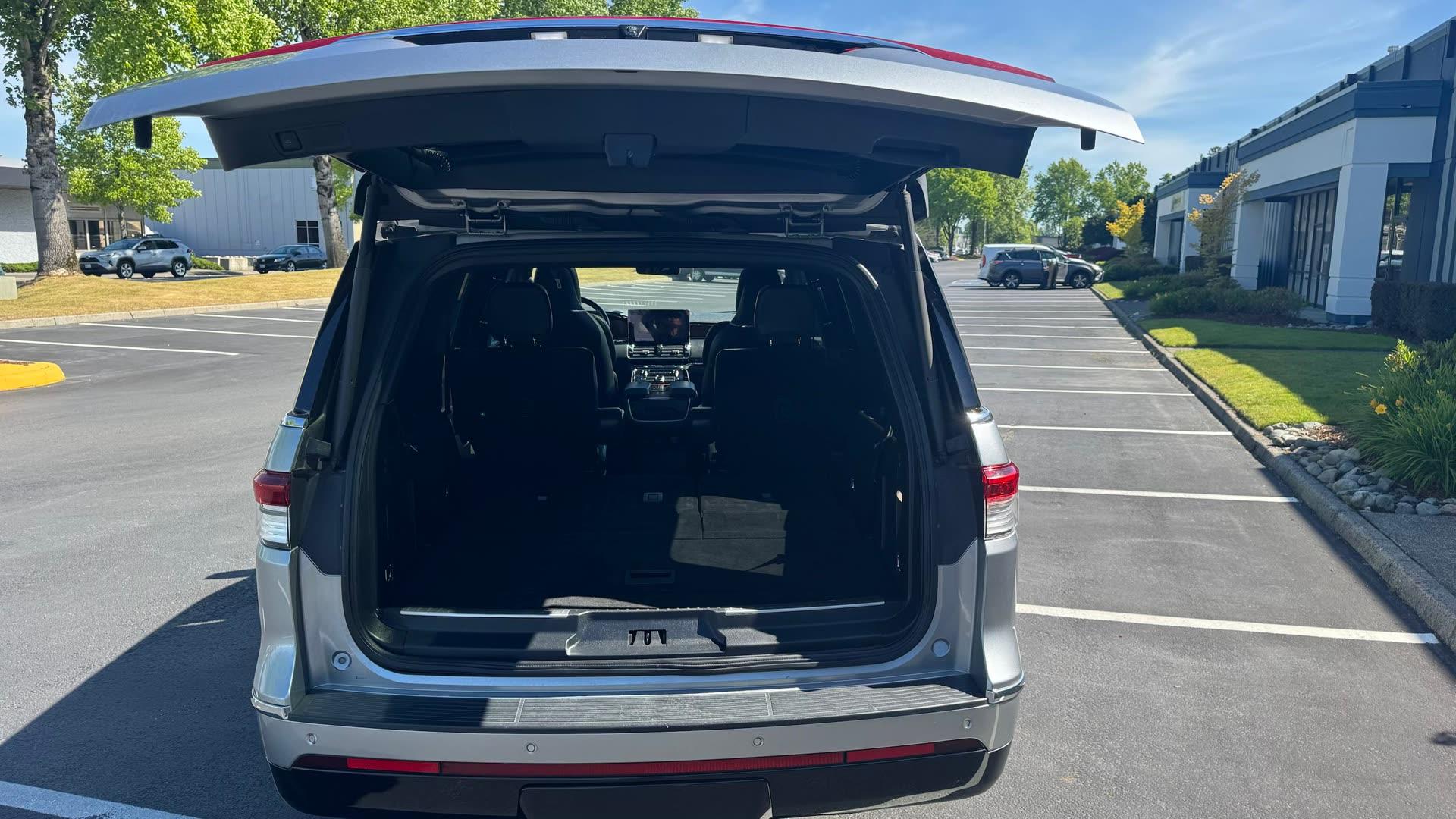 Lincoln Navigator — vehicle photo 6