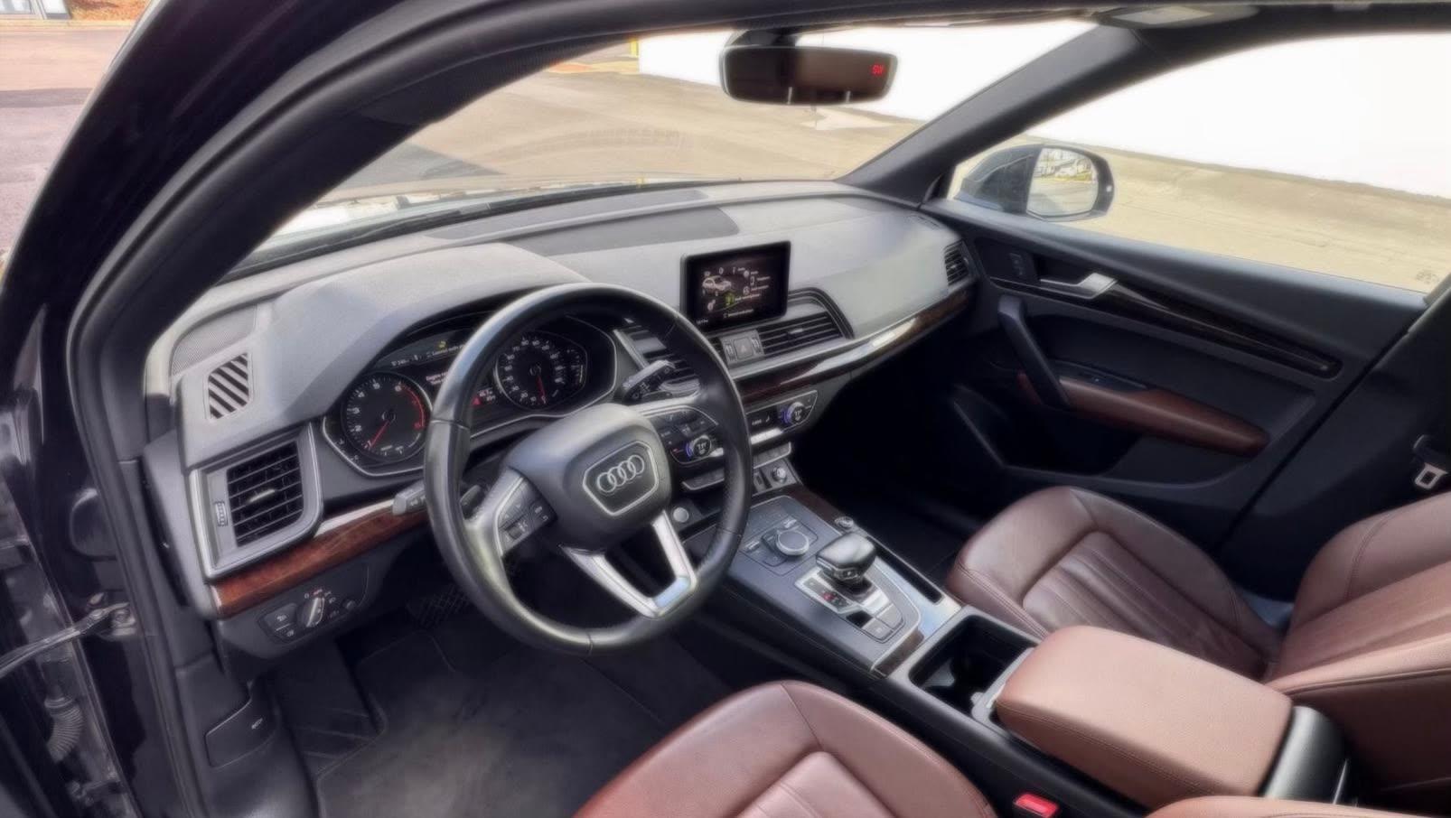 Audi Q5 Premium — vehicle photo 2