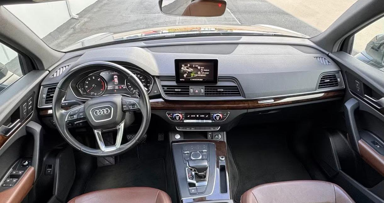 Audi Q5 Premium — vehicle photo 4