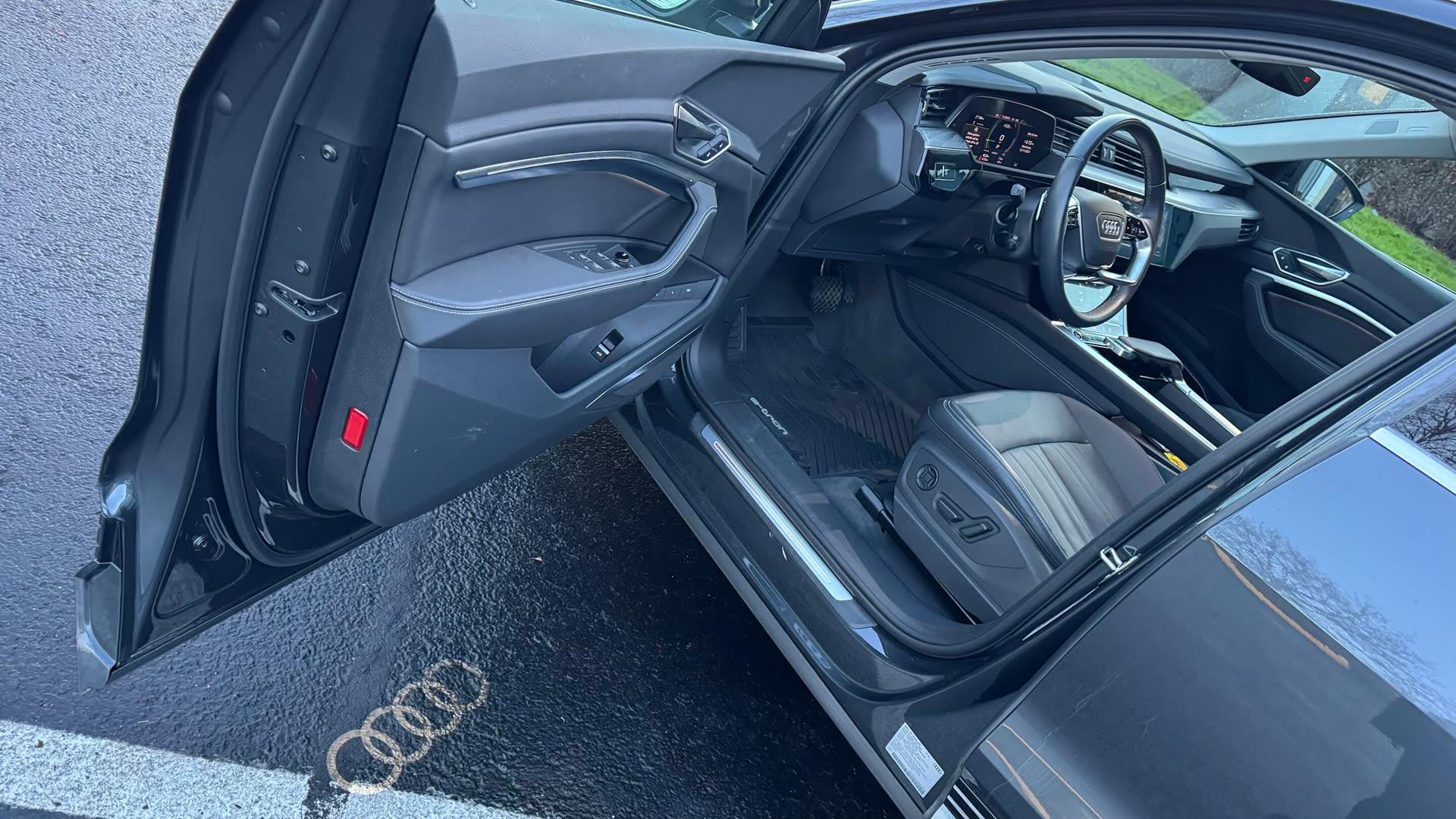 Audi Q8 e-tron — vehicle photo 4