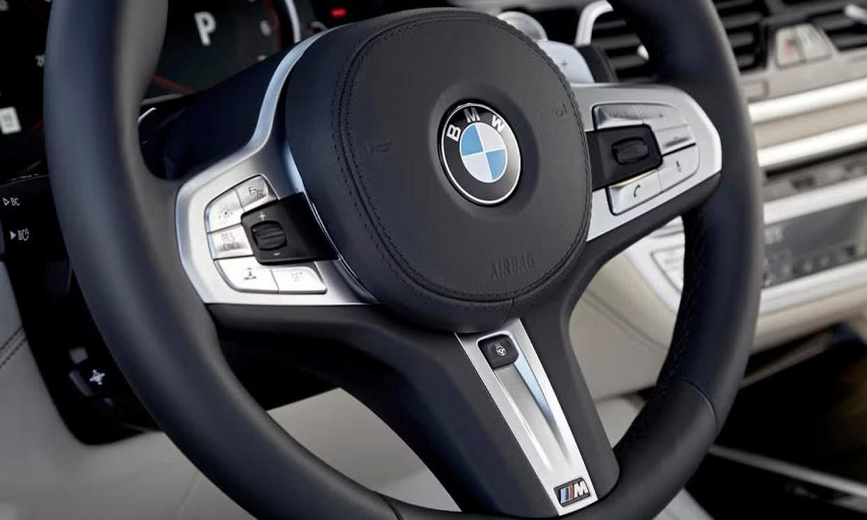 BMW M760i xDrive — vehicle photo 6
