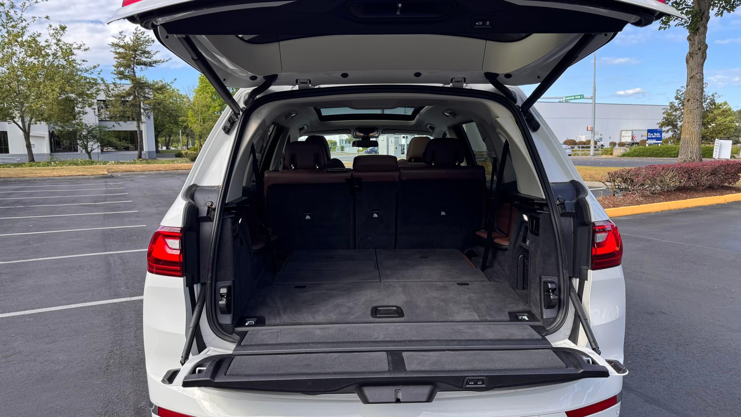 BMW X7 xDrive40i — vehicle photo 8