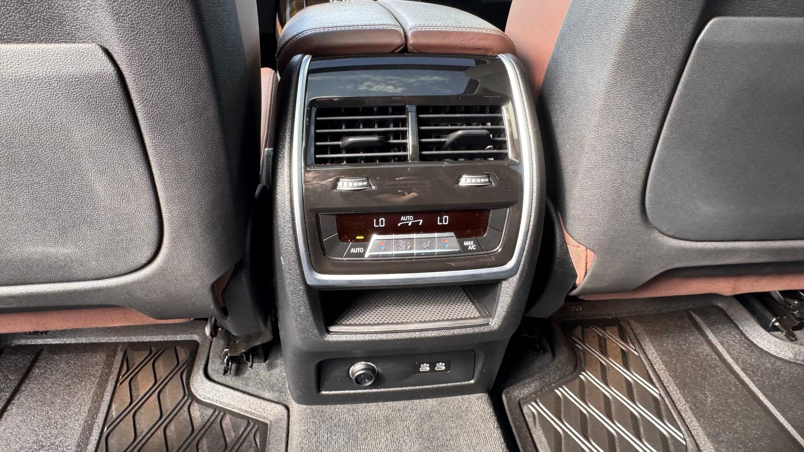 BMW X7 xDrive40i — vehicle photo 10