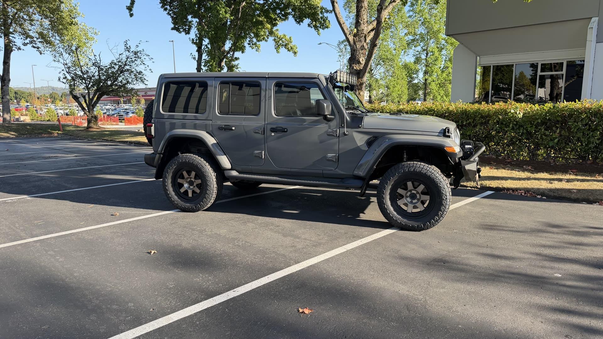 Jeep Wrangler Unlimited Sahara — vehicle photo 3