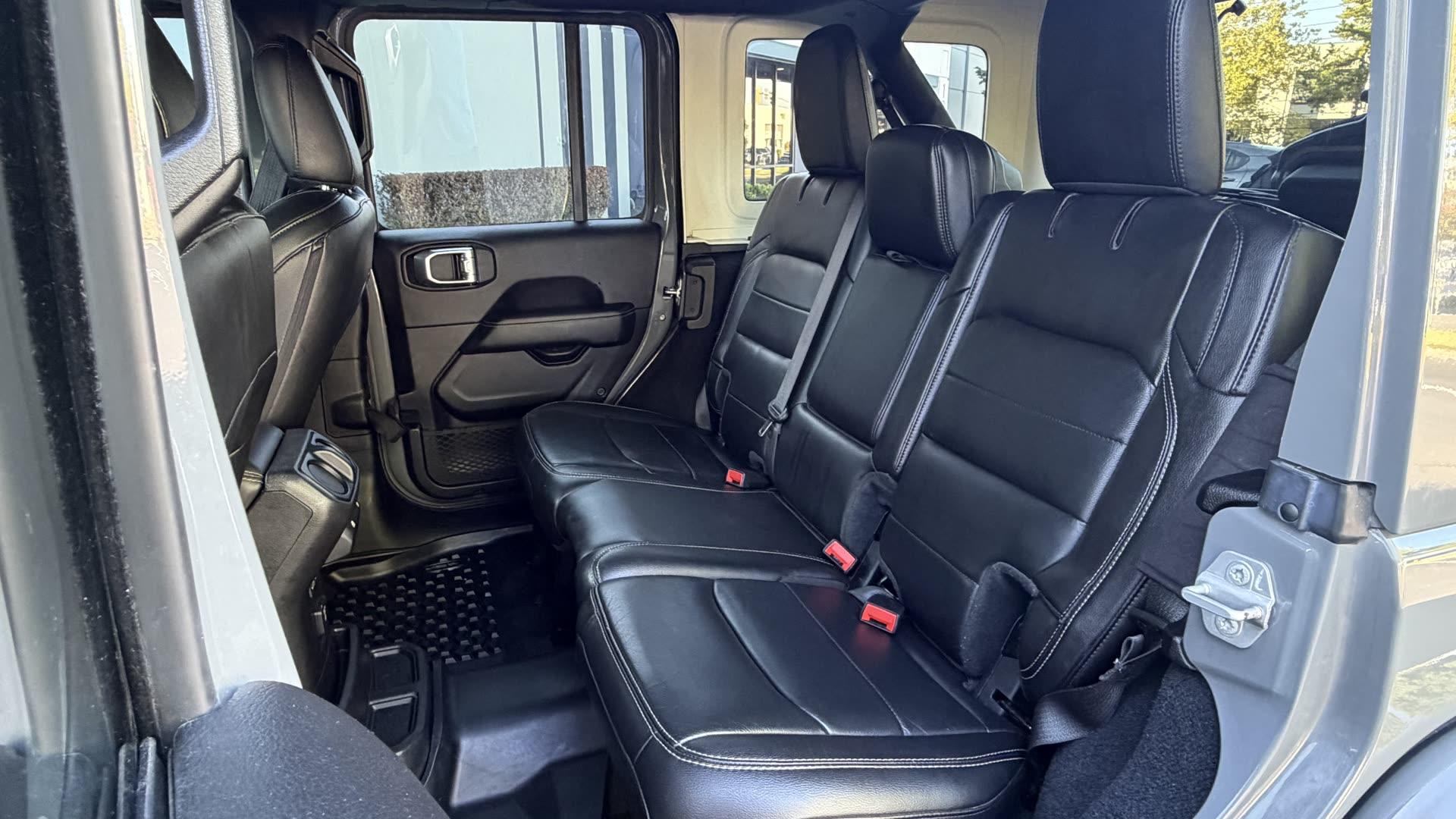 Jeep Wrangler Unlimited Sahara — vehicle photo 5