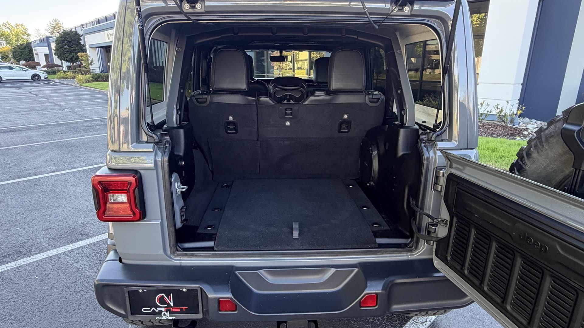 Jeep Wrangler Unlimited Sahara — vehicle photo 6