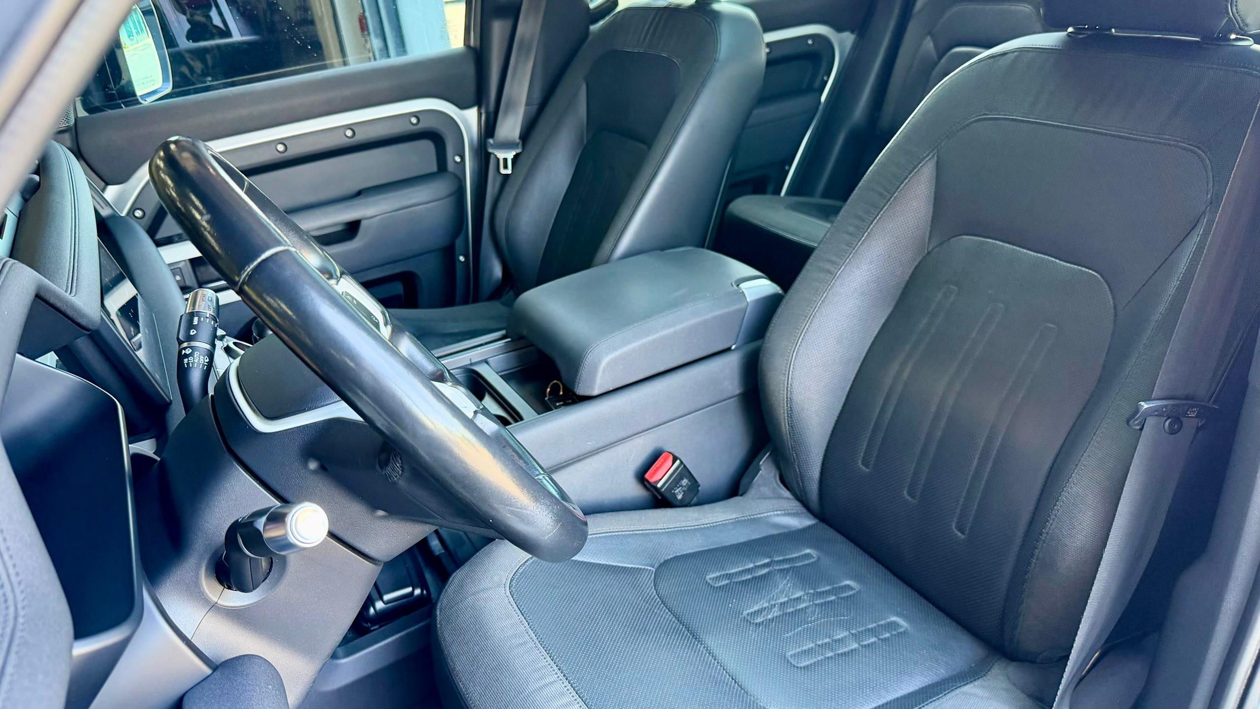 Land Rover Defender First Edition — vehicle photo 3