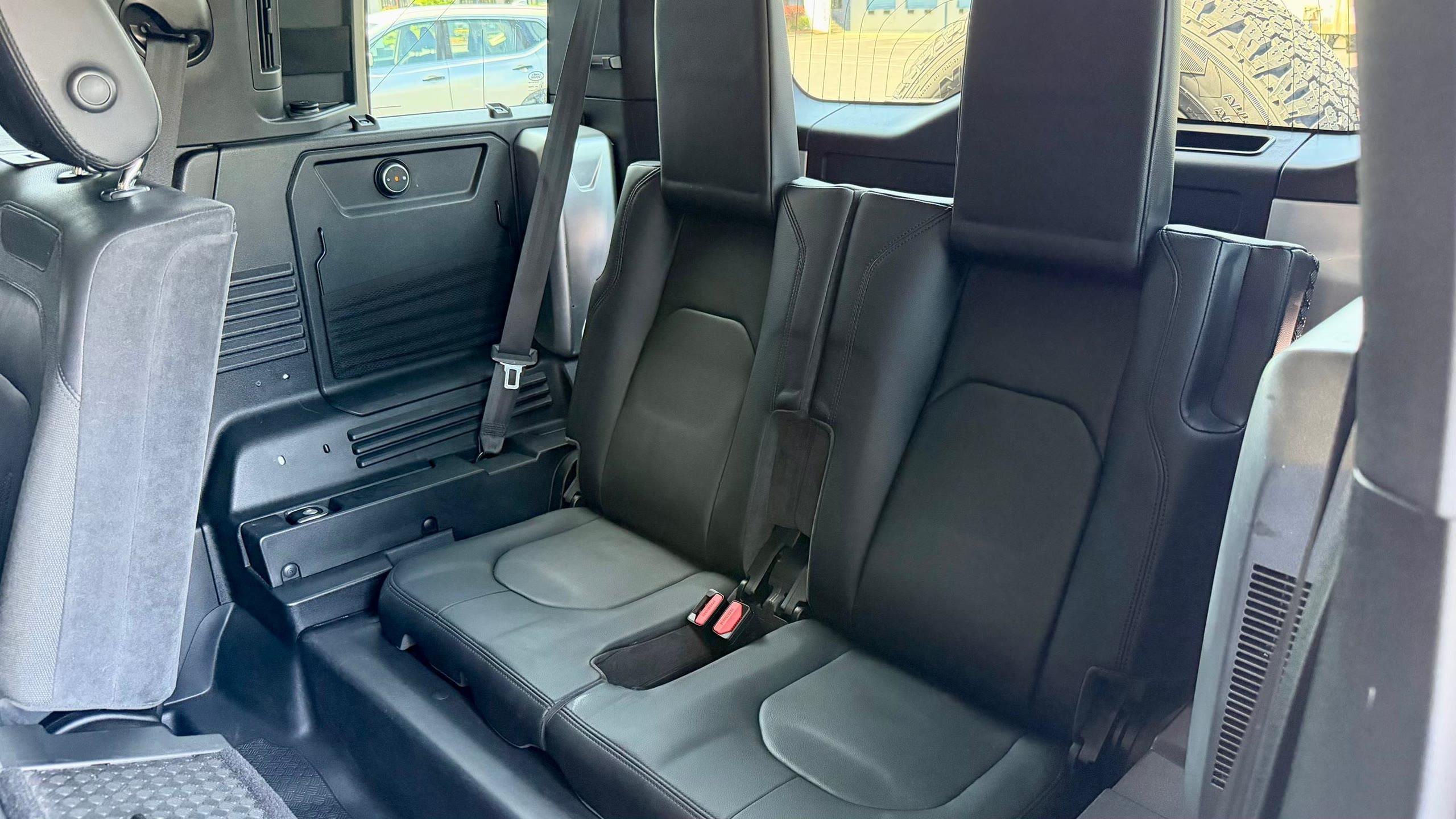 Land Rover Defender First Edition — vehicle photo 5