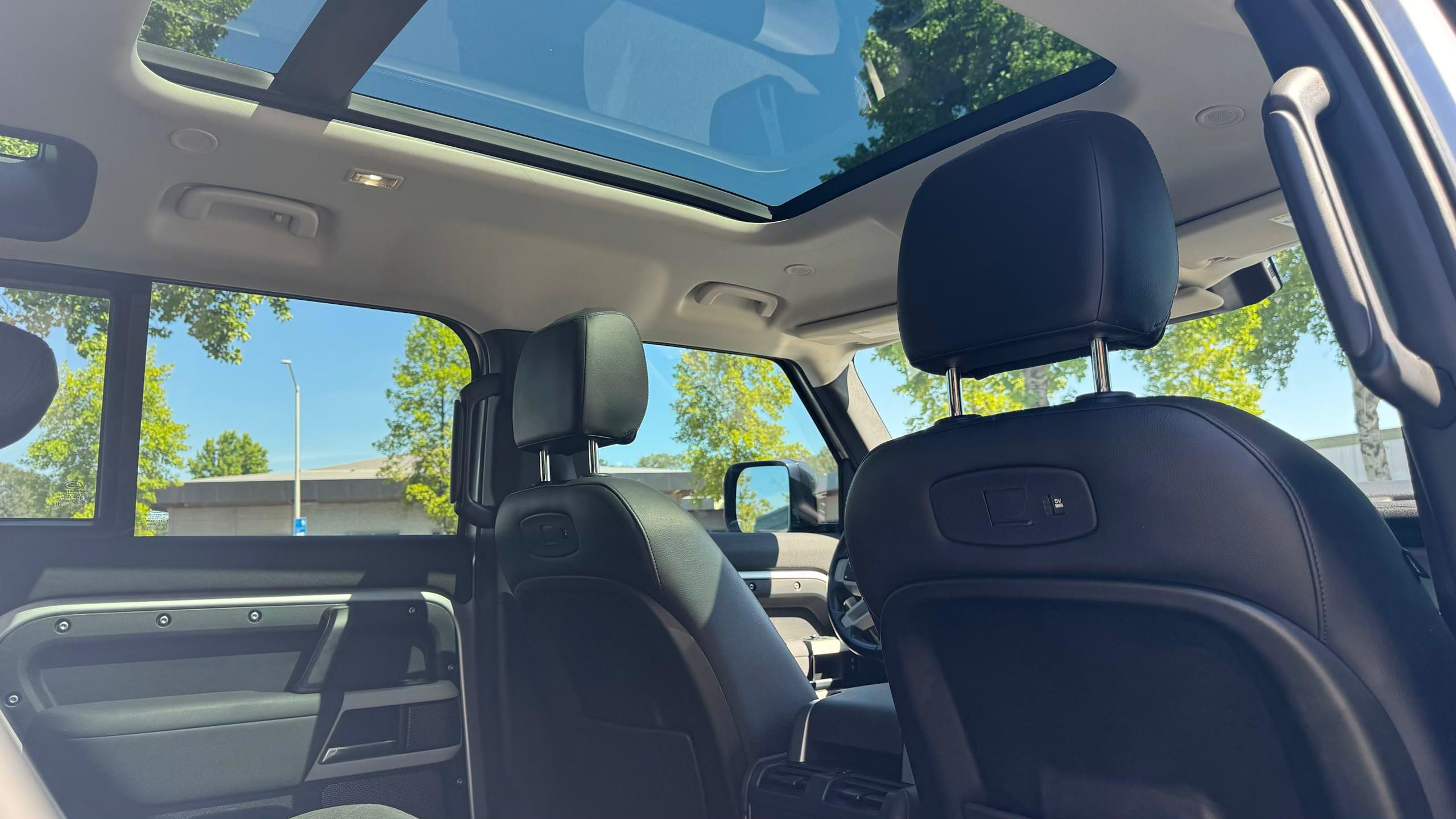 Land Rover Defender First Edition — vehicle photo 6