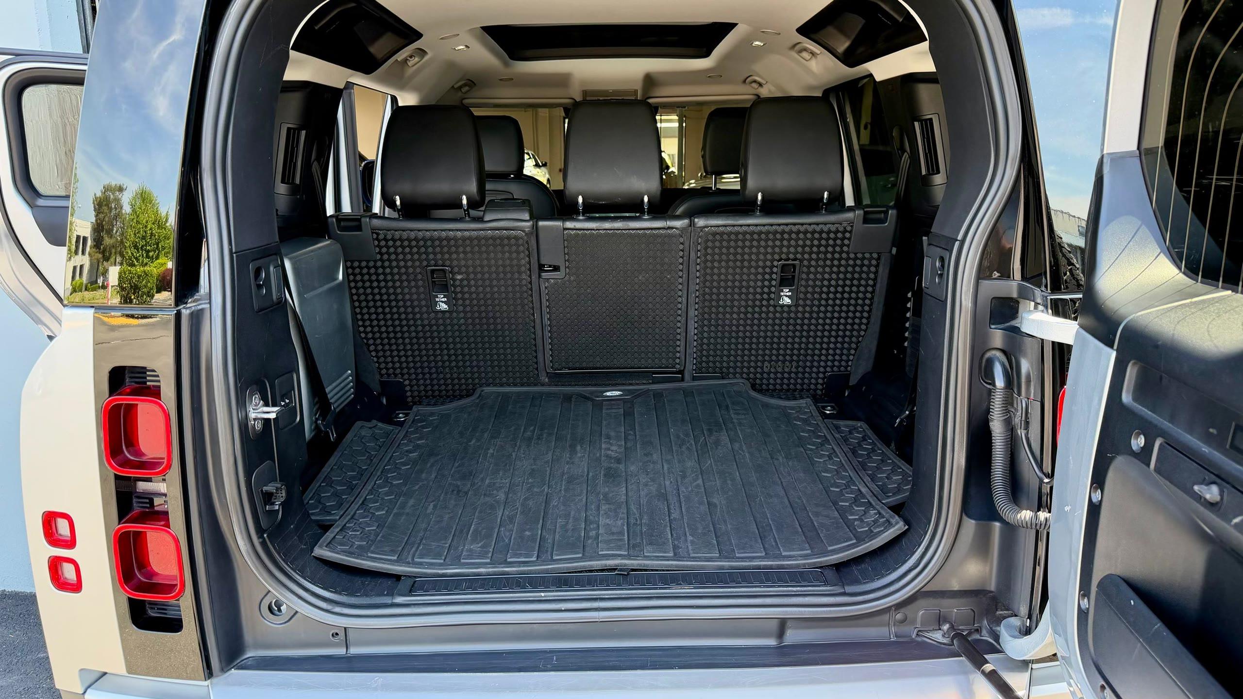 Land Rover Defender First Edition — vehicle photo 8