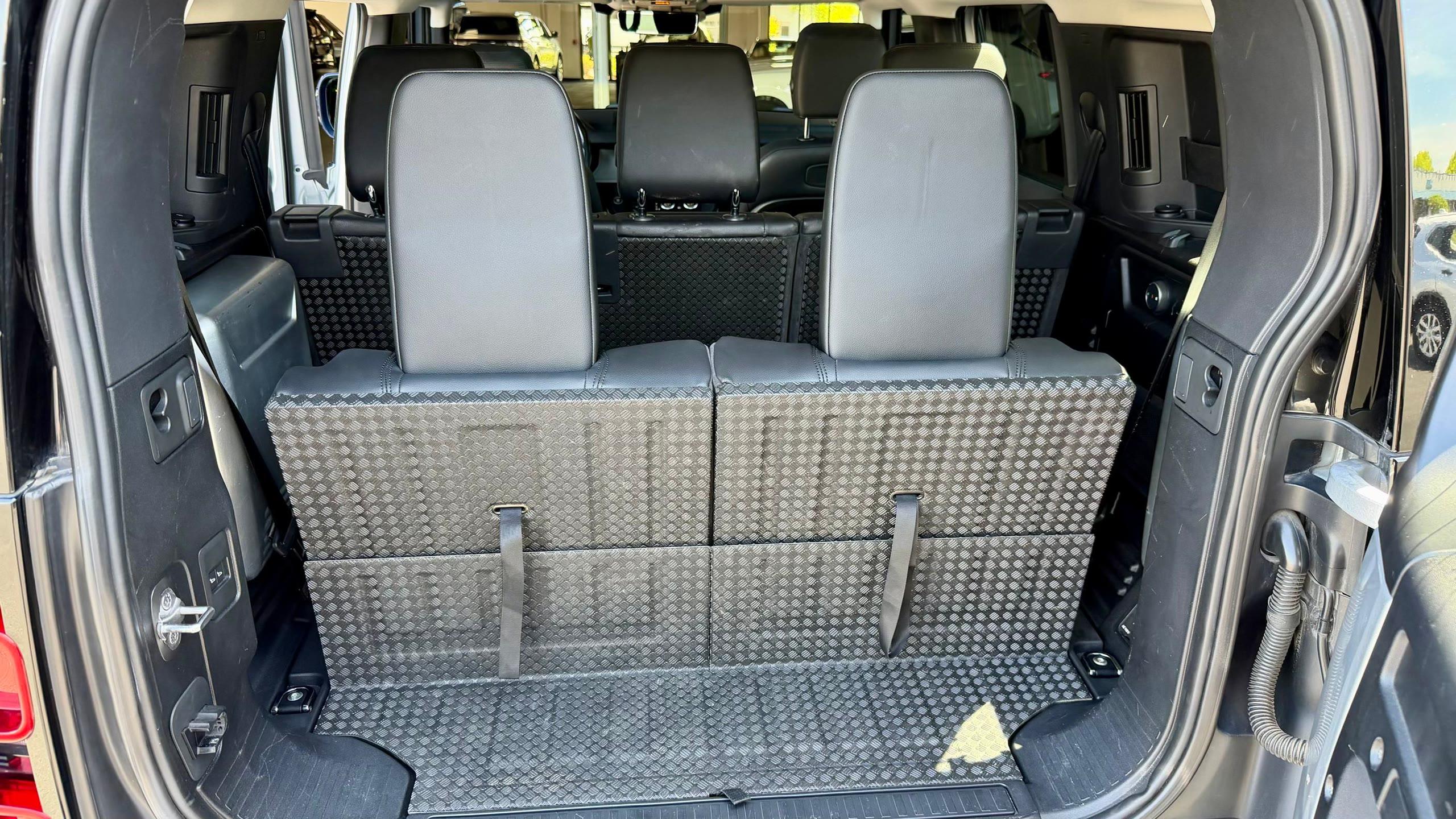Land Rover Defender First Edition — vehicle photo 9