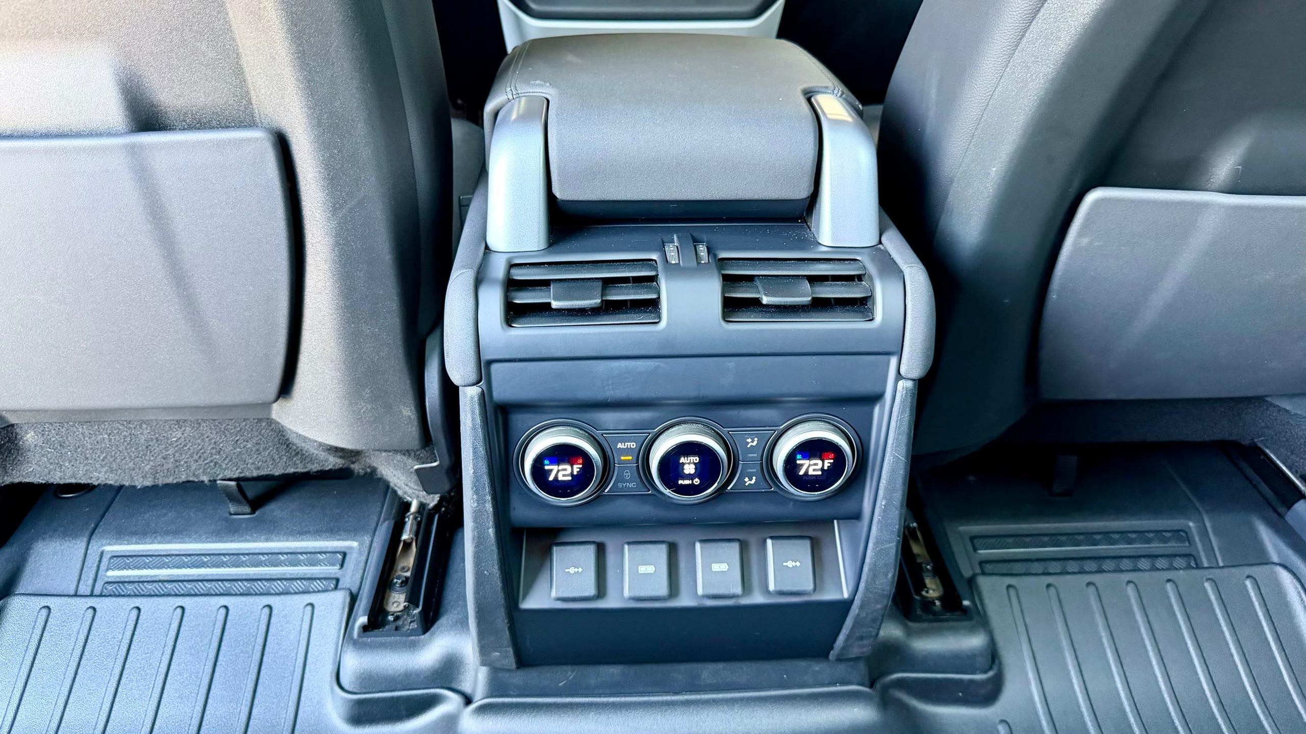 Land Rover Defender First Edition — vehicle photo 12