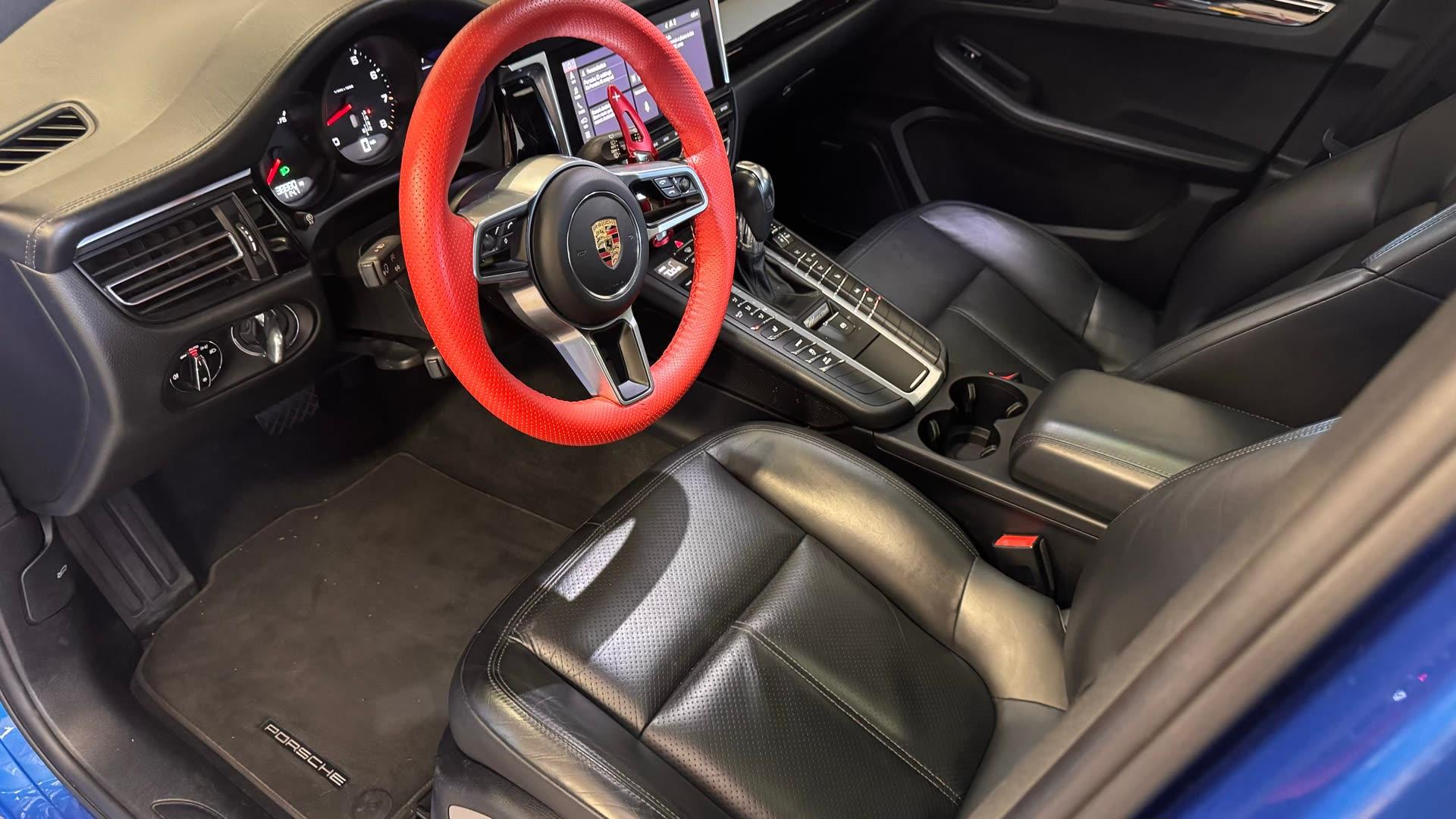 Porsche Macan — vehicle photo 2