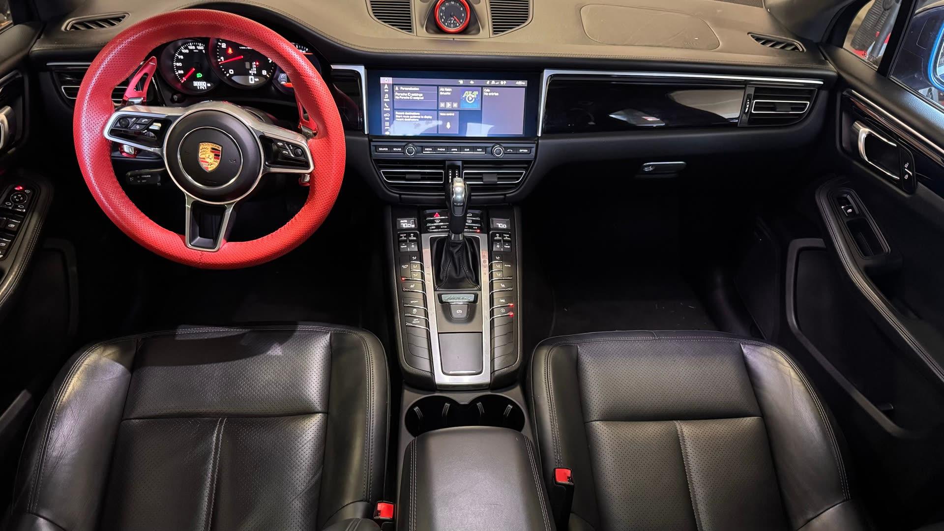 Porsche Macan — vehicle photo 3