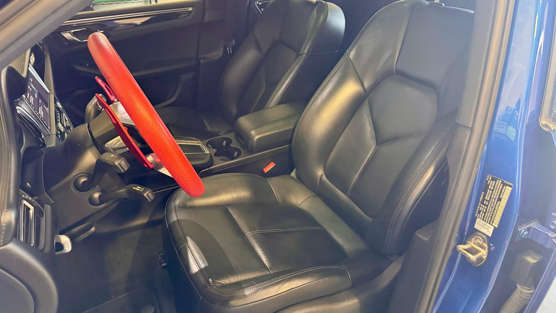 Porsche Macan — vehicle photo 4