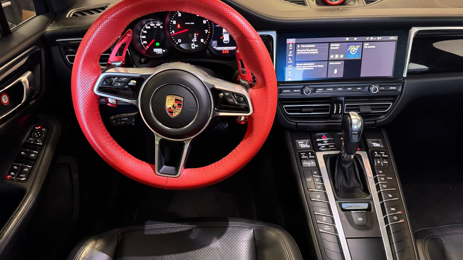 Porsche Macan — vehicle photo 5