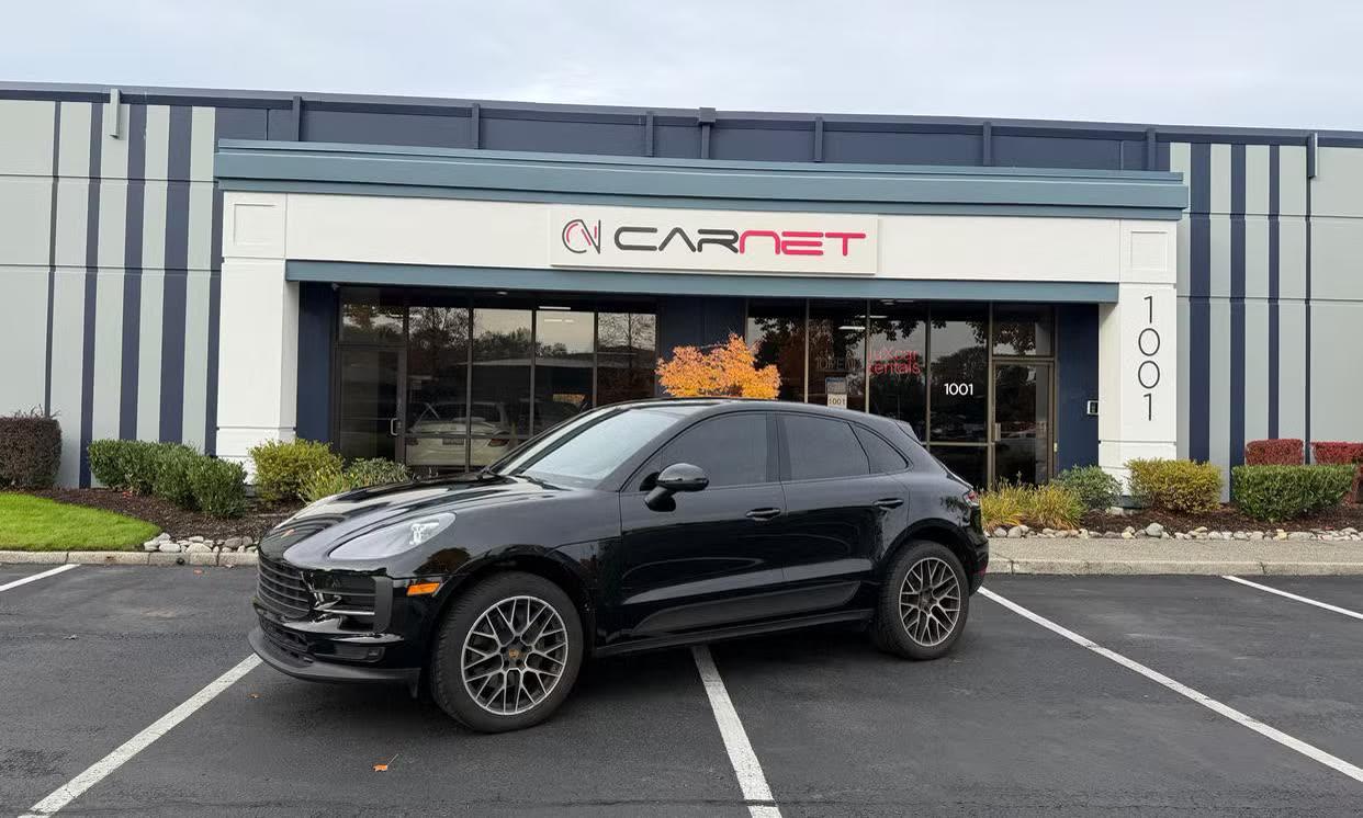 Porsche Macan — vehicle photo 1